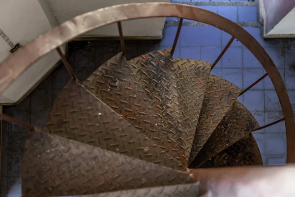 Vista al alza de un patrón de escalera de caracol. Escaleras espirales círculo — Foto de Stock