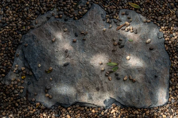 El fondo de la pasarela de piedra, que tiene los rayos del sol brillando t — Foto de Stock