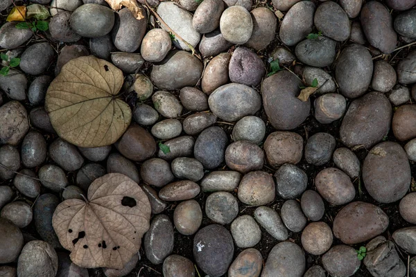 De achtergrond van de stenen stapel, die zonnestralen laat schijnen thro — Stockfoto