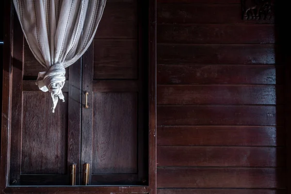 Fondo texturizado: Patrón de madera de ventana y encaje blanco cur —  Fotos de Stock