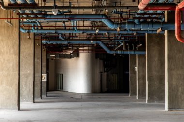 Park garajı. Daire içi bina. Parlak bir güneş ışığı var.