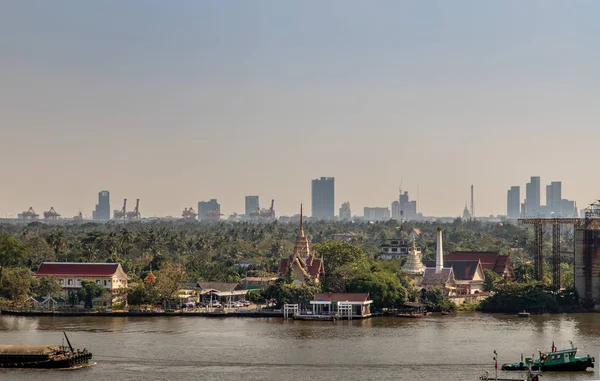 La vista del fiume Chao Phraya che vede Wat Bangkrachaonok a — Foto Stock