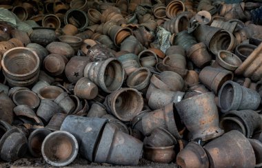 Eskiler 'in fırınında kil çömlek, arka planda çömlek..