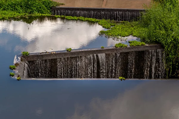 Troebel water in de damp stroomt over in de overloop, Man-m — Stockfoto