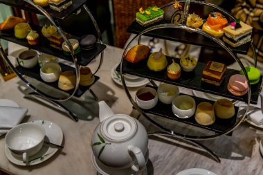 Geleneksel İngiliz ikindi çayları ve güzel atıştırmalıklar.