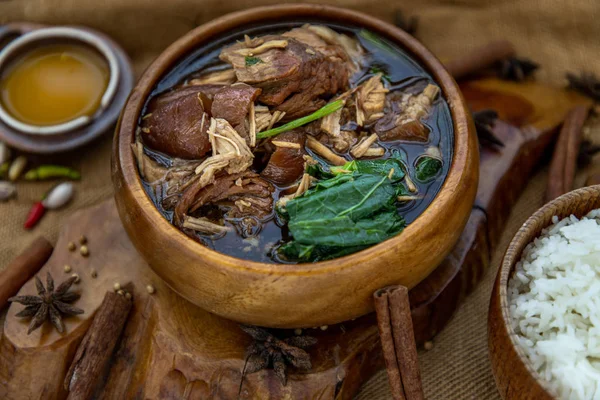 Stewed leg varkensvlees met zoete saus met geserveerd met jasmijn — Stockfoto