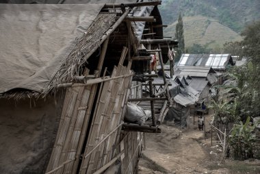 Tayland 'da Mae Hong Son' daki mülteci kampında geçici barınak.