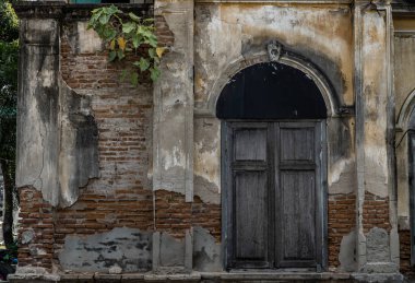 Eski duvarda ahşap vintage pencere, batı mimarisi tarzı.,