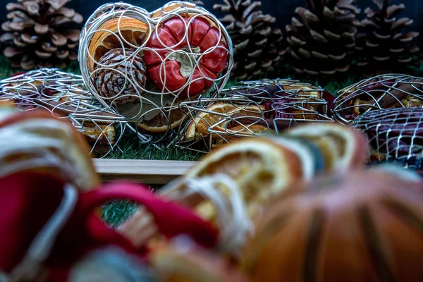 Caja de regalo en forma de plata que contiene la fruta es fragante y refre — Foto de Stock