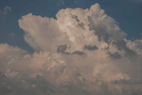 Nuvens de tempestade bonitas, céu nublado bonito . — Fotografia de Stock