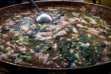 Domuz etli ve brokolili kızarmış şehriye..