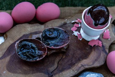 Pembe yüzyıllık yumurtalar (Pidan Eggs) ayrıca korunmuş yumurta olarak da bilinir.