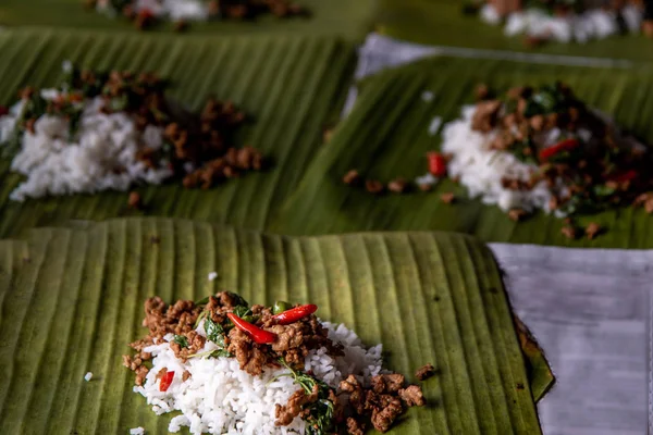 Rijst belegd met gebakken Thaise basilicum met gehakt varkensvlees (Pad Ka — Stockfoto