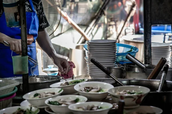 Vaření šéfkuchaře vaječné nudle s pečeným vepřovým masem v místní restauraci, — Stock fotografie