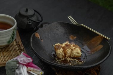 Japon geleneksel abur cuburu: Warabi mochi çeşitliliği ile çay tr