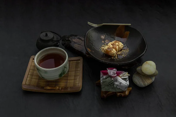Spuntino tradizionale giapponese: assortimento di mochi Warabi con tè — Foto Stock