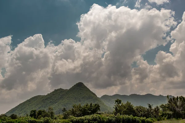 Campo verde e passarela na Tailândia, pano de fundo dramático de Mounta — Fotografia de Stock