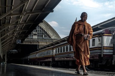 Hua Lamphong Tren İstasyonunda Bir Keşiş ve Ra