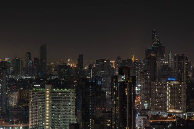 Bangkok şehir manzarası. Bangkok şehir merkezinde, gece görüşünde, çalılıklarda.