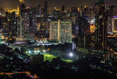 Bangkok şehir manzarası. Bangkok şehir merkezinde, gece görüşünde, çalılıklarda.
