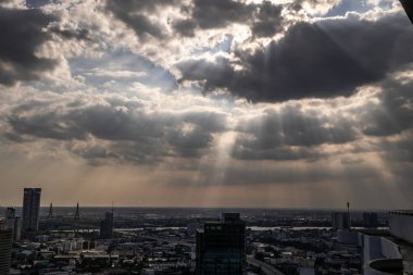 Bangkok 'un gökyüzü manzarası, otobüste gökdelen var.