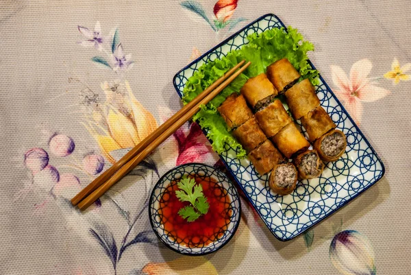 Gebakken traditionele loempia's eten met zoete saus in een japane — Stockfoto