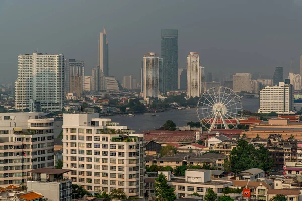 Прекрасний краєвид міста Бангкок, хмарочоси з азіатом Феррі. — стокове фото