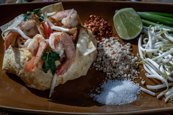 Primer plano de fideos tailandeses fritos con camarones envueltos en huevo, que p — Foto de Stock