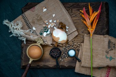 Güzel ahşap arka planda tuzlu ve biberli haşlanmış yumurta.,