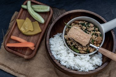 El bir çatal kullanıyor çırpılmış yumurtalı tofuyu sprin ile karıştırmak için.