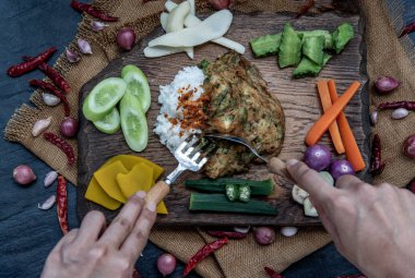 Yerel bir Tayland yemeği stili, el kızartma kepçesi olarak kaşık kullanıyor.