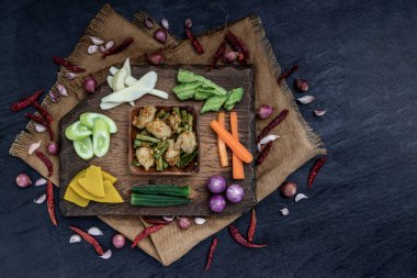 Tayland yemeği, Kızarmış balık köftesi ve kırmızı köri ezmesi.