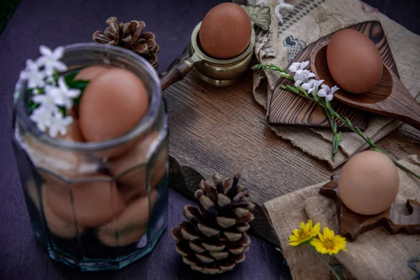 美丽木制背景的新鲜农场鸡蛋，营养精华 — 图库照片