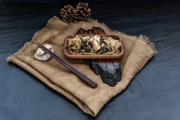 Thais eten, roergebakken tofu met gember in houten dienblad. — Stockfoto