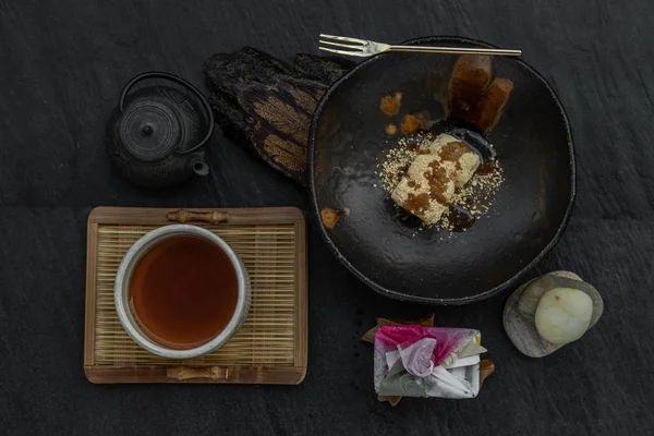 Японская традиционная закуска: ассортимент вараби моти с чаем tr — стоковое фото