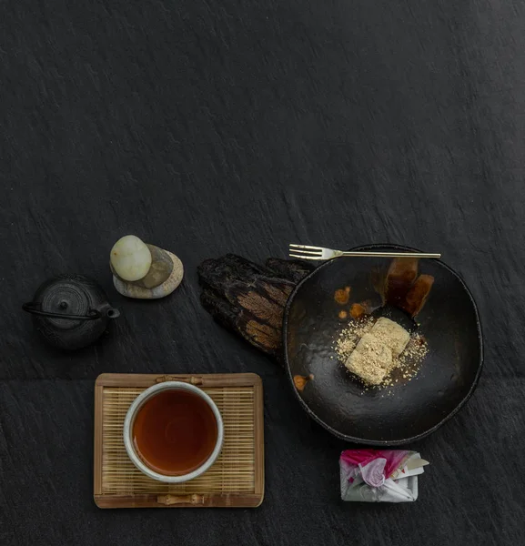 Japoński tradycyjne przekąski: Warabi mochi asortyment z tr herbaty — Zdjęcie stockowe