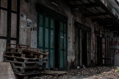 Eski evin dış görünüşü zamanla bozulmaya başladı, Çinliler.