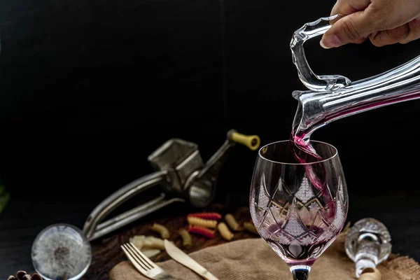 Composizione flat lay con versando il vino rosso dalla brocca nel — Foto Stock