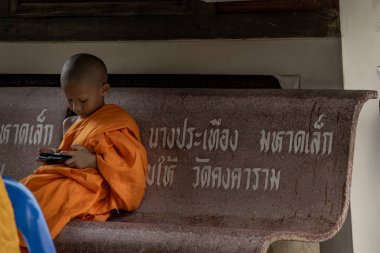 Tapınakta oturan sevimli bir keşiş ve onunla kavga ediyor. 