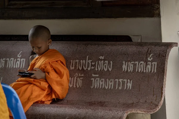 Söt liten munk sitter i templet och kämpar med — Stockfoto