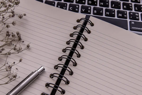Otwórz puste puste notebook organizer z piórem do planowania pracy o — Zdjęcie stockowe
