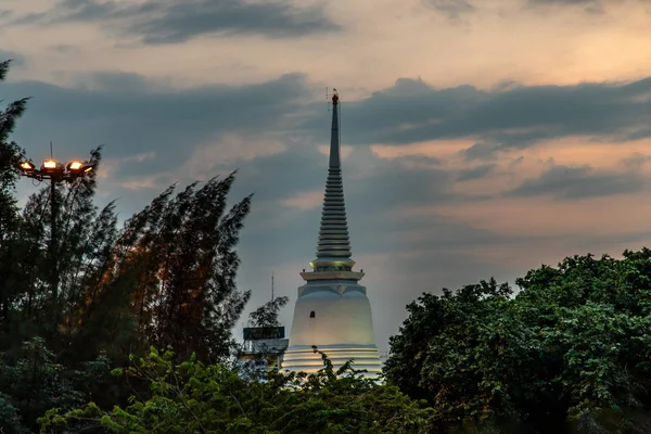 The main big white pagoda at evening of sunset that is a landmar — ストック写真