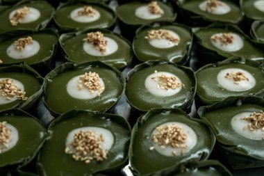 Tayland Tatlısı Tatlı Puding (Kanom Piak Poon Bai Toey) in 