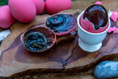 Pembe yüzyıllık yumurtalar (Pidan Eggs) ayrıca korunmuş yumurta olarak da bilinir.