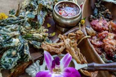 Gevrek Çiçekler, Çıtır Bitkiler ve Çıtır Sebzeler 'in yakın çekimi.