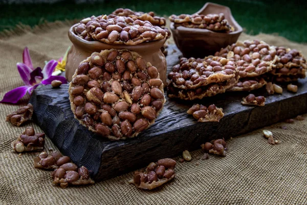 Snack tailandês tradicional: biscoitos de amendoim feitos de nozes e gripe — Fotografia de Stock