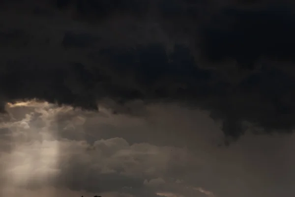 Tempestade nuvem de fundo antes da chuva. Nuvens negras enormes ao pôr-do-sol . — Fotografia de Stock