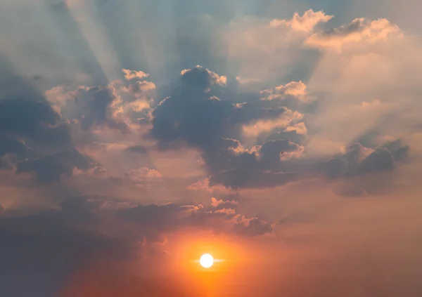 Beautiful sunset sky above clouds with dramatic light, Beautiful — Stock Photo, Image