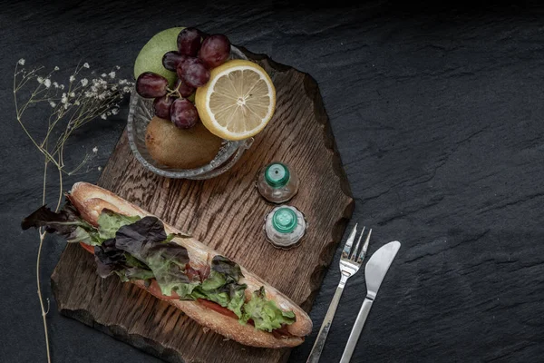 Lahodný sendvič s uzeným lososem a čerstvým ovocem — Stock fotografie