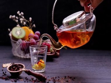 Meyve çayının meyvelerle dolu bir fincana döküldüğü o muhteşem an meyve yağı içerken taze ve rahatlatıcı bir zaman veriyor..